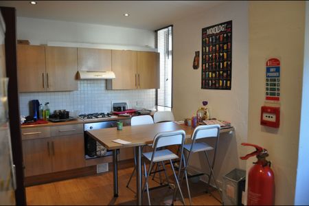 8 Bed Semi-Detached House, Curzon Avenue, M14 - Photo 3