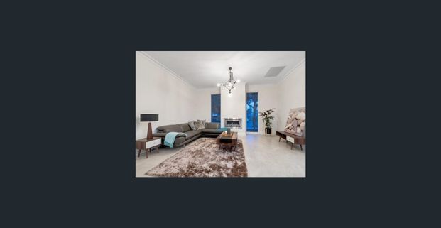 🛏 5 Bedrooms | 🛁 2 Bathrooms | 🚗 2 Car Garage | 🌿 Low-Maintenance Yard - Photo 1