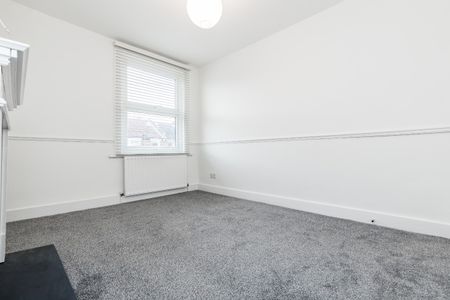 Three Bedroom Flat to Rent in Charlton - Photo 4