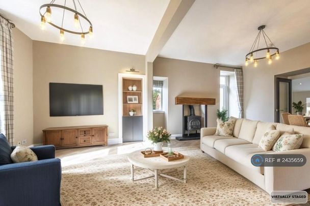 4 bedroom detached house to rent - Photo 1