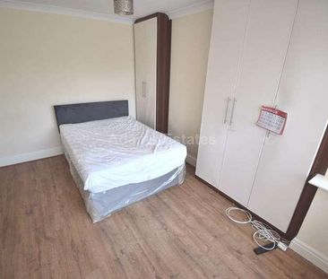 Erleigh Court Gardens, Reading, RG6 - Photo 4