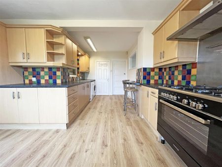 3 bedroom Semi-detached house to rent - Photo 5