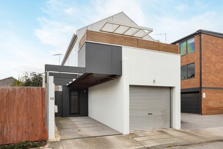 Modern Townhouse in Quiet Bayside Pocket - Photo 3