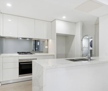 Penthouse-Style Apartment Minutes' To Trains - Photo 6