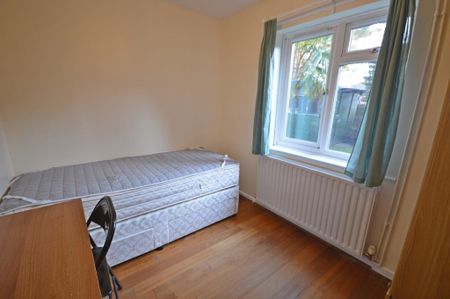 4 bedroom end of terrace house to rent - Photo 4
