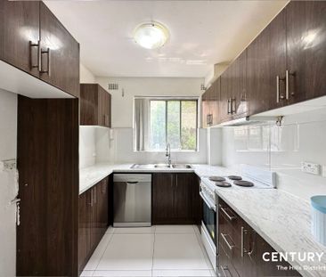 Spacious 2 Bedroom Unit in Prime Location - Photo 2