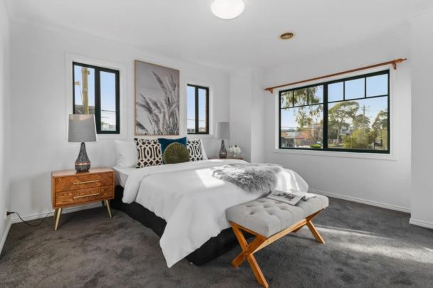 Modern 3 Bedroom Townhouse - Mt Waverley School Zone !!! - Photo 1