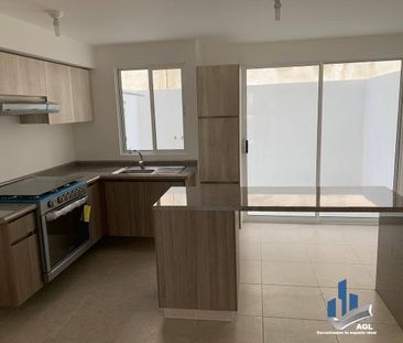 HERMOSA CASA CON ROOF GARDEN EN RENTA EN TRES CANTOS - Photo 2