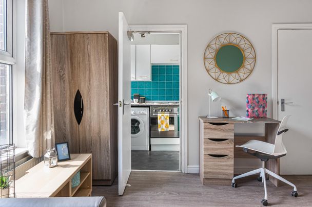 3 MOOR VIEW Leeds - LS6 1AQ - Photo 1