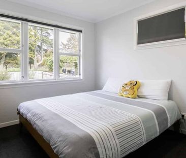 Sunny & Spacious Family Home Opposite Greenbelt in Leamington - Photo 5