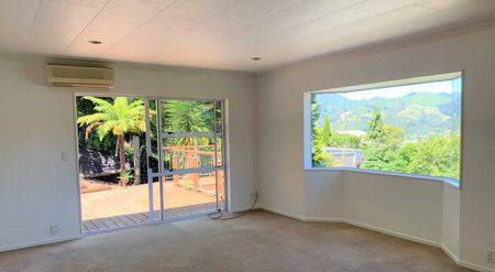 Three bedroom home with city views - Photo 4