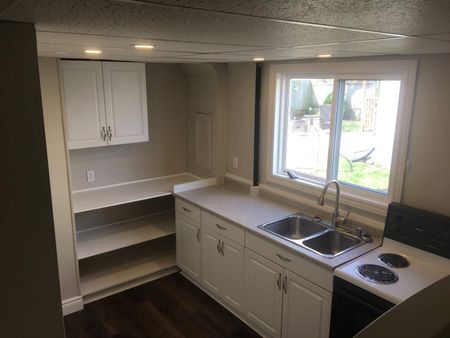 1017 Waterbury Cres - Lower Unit - ALL INCLUSIVE 1 bed, 1 bath - Photo 3