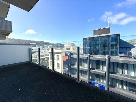 City Living - 2 Bedroom Apartment with secured covered car park - Photo 3