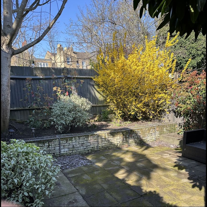 2 Bed Flat, Blackheath, SE3 - Photo 1