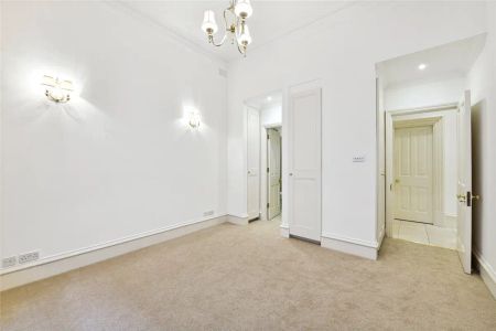 5 bedroom flat in Kensington - Photo 2