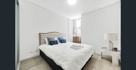 Bright and Spacious 1 Bedroom + Study Apartment with Private courtyard. - Photo 2