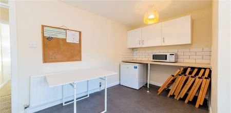 3 Bedroom, 1 bath, 1 reception Flat - Photo 2