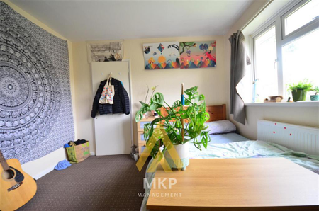 5 bedroom end of terrace house to rent - Photo 3