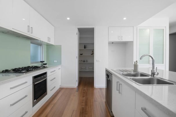 1/6 Russell Court, Mentone. - Photo 1