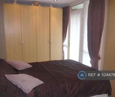 3 bedroom flat to rent - Photo 5