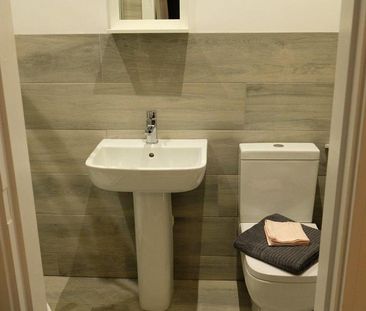 1 bedroom in a house share to rent - Photo 3