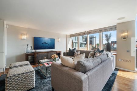 A spectacular duplex penthouse apartment located in Imperial House moments from Kensington High Street. - Photo 2