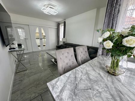 3 Bed Flat, Frithville Gardens, W12 - Photo 2