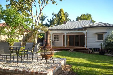 BEAUTIFULLY RENOVATED HOME - Photo 4