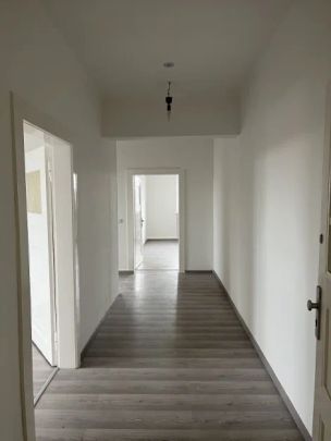 Frisch saniert! Wohnung in direkter Flughafen-Nähe in Düsseldorf-Unterrath. - Foto 1