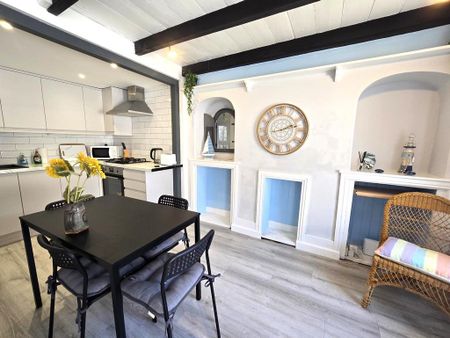 2 bedroom end of terrace house to rent - Photo 2