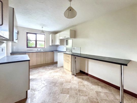Charming 3-Bedroom Semi-Detached Cottage in Gisleham - Photo 1