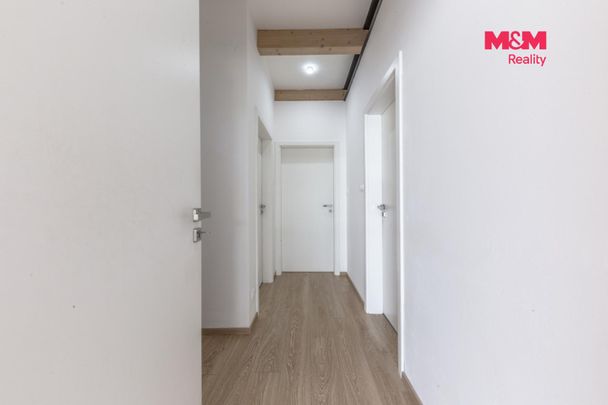 Pronájem rodinného domu 110 m², Pěnkaví 464, Praha Březiněves - Photo 1