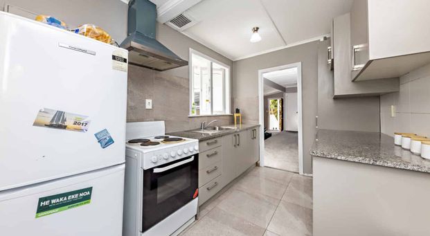 Available NOW!! 3 bedroom House! - Photo 1