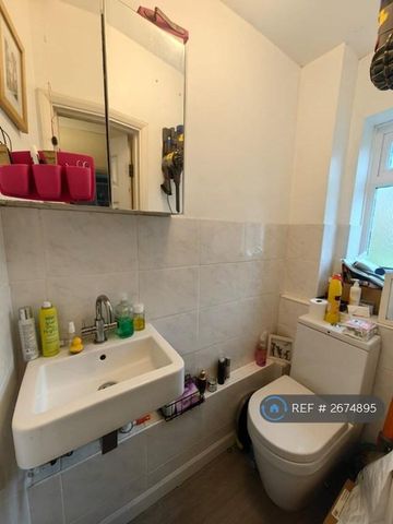 3 bedroom end of terrace house to rent - Photo 2