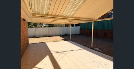 Light and Bright Freshly painted, new carpets, light fittings........ - Photo 5