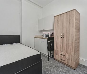 6 bedroom semi-detached house to rent - Photo 1