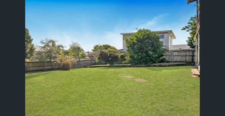 Well presented family home - Photo 5