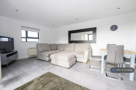 2 bedroom penthouse to rent - Photo 4