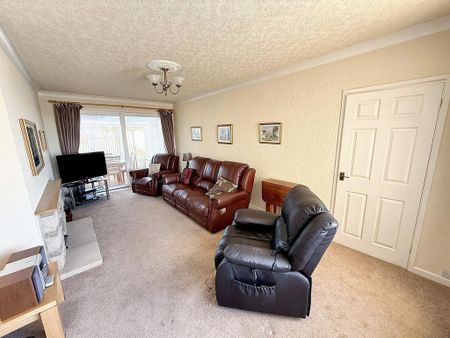 3 bedroom detached bungalow to rent - Photo 3