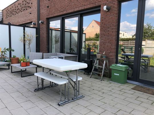 Gelijkvloers appartement met tuintje, 2 slpk, autostaanplaats en een gesloten garagebox. - Foto 1