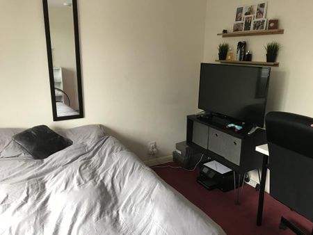 5 bedroom detached house to rent - Photo 2