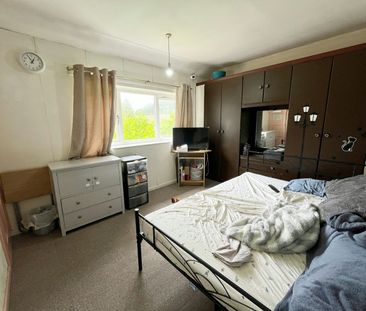 Terraced House to rent on - Photo 5