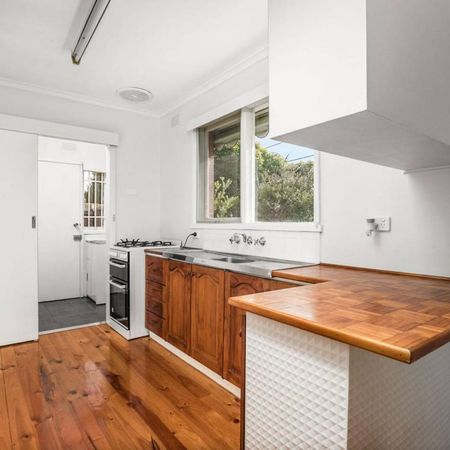 NEAT AS A PIN | HEATING AND COOLING | EASY ACCESS TO TRANSPORT - Photo 4