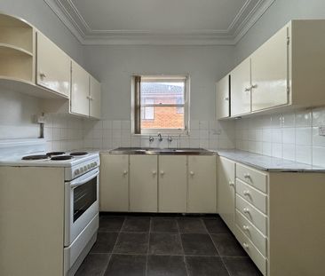 Two Bedroom Apartment In Convenient Location - Photo 3