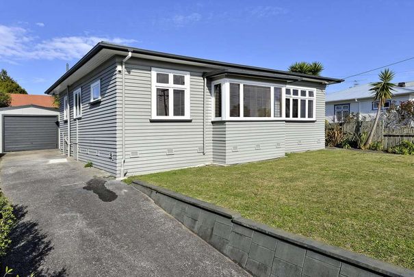 3 bedroom home & studio within very short walk to Gladstone Primary School - Photo 1