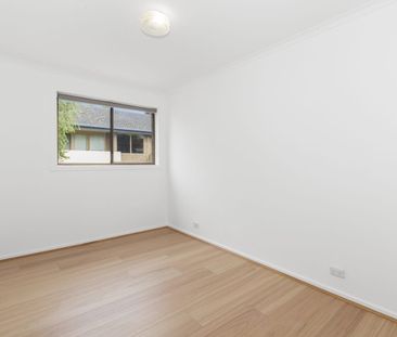 Fully refurbished unit in central location! - Photo 2