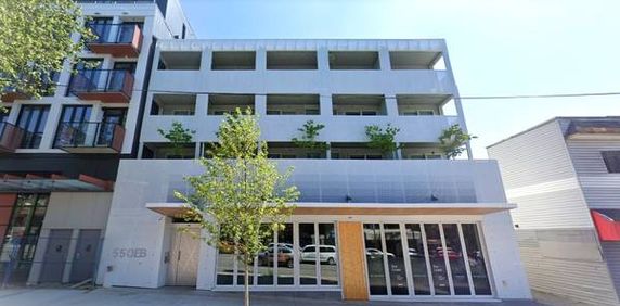 Sustainable newer studio with mountain view and balcony - Photo 2