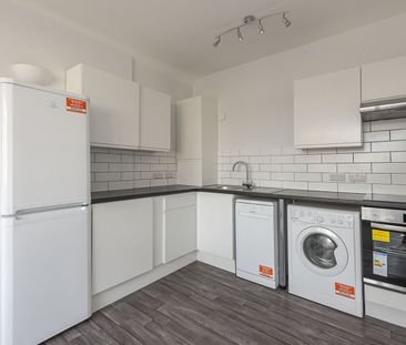 Available unfurnished from 30/06/2025 - Photo 5