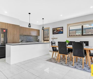 Vibrant and Contemporary Home in Perfect Location! - Photo 5