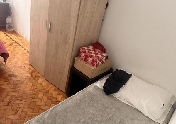 Quarto para compartilhar em Alges